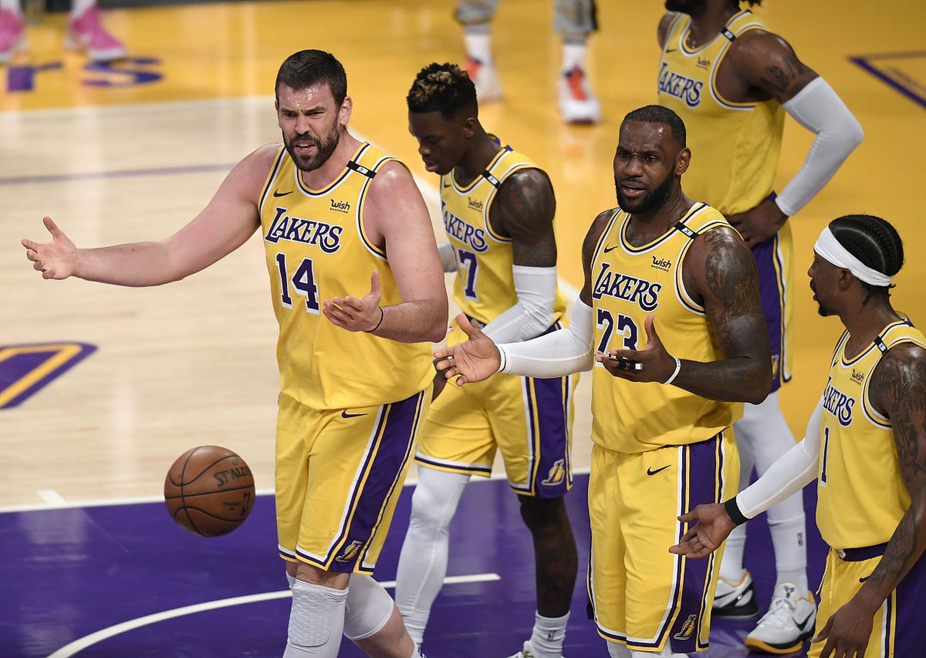 主场气氛火爆！NBA比赛中球迷狂欢