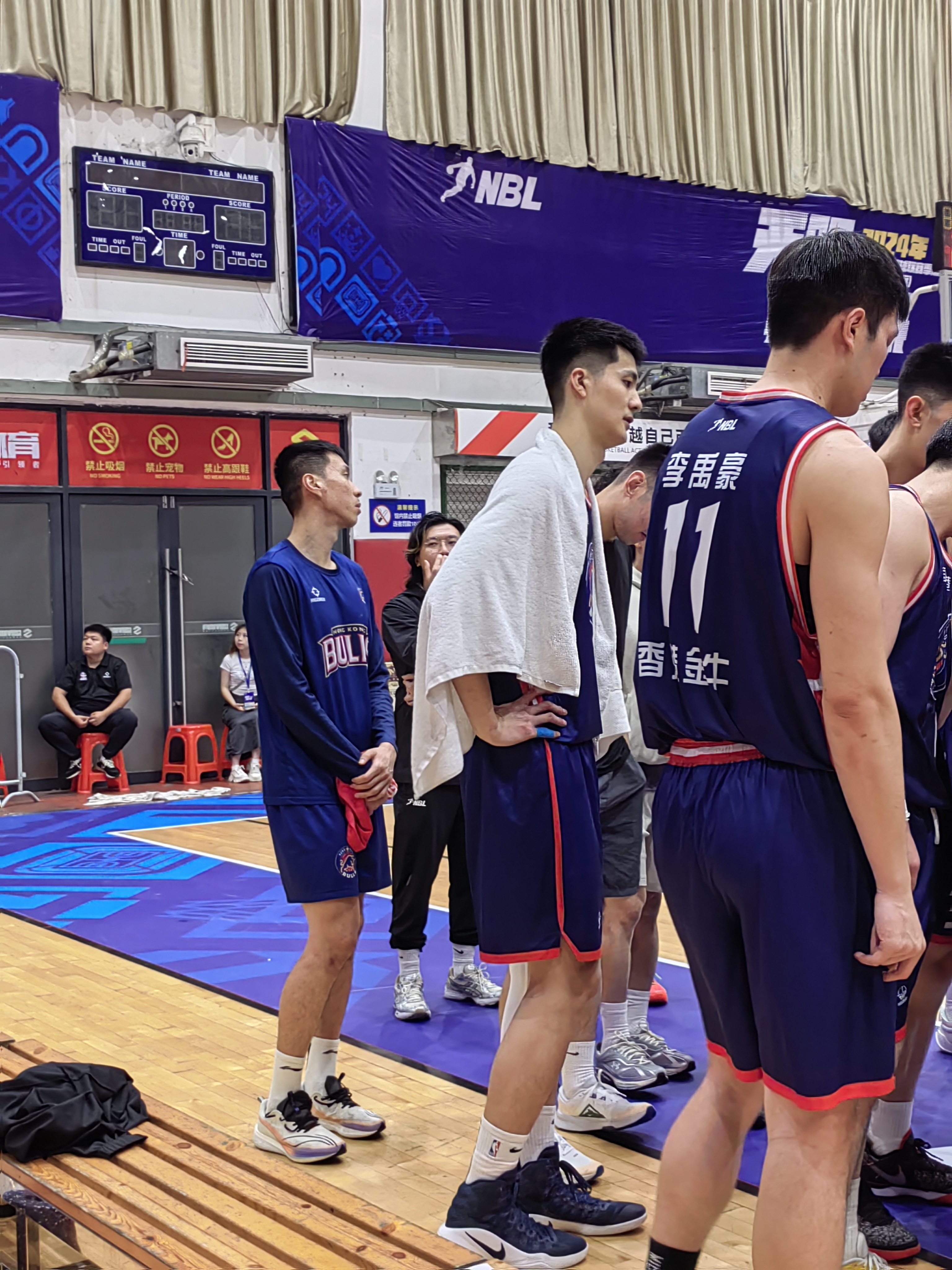 人队员发挥出色，以大比分战胜对手